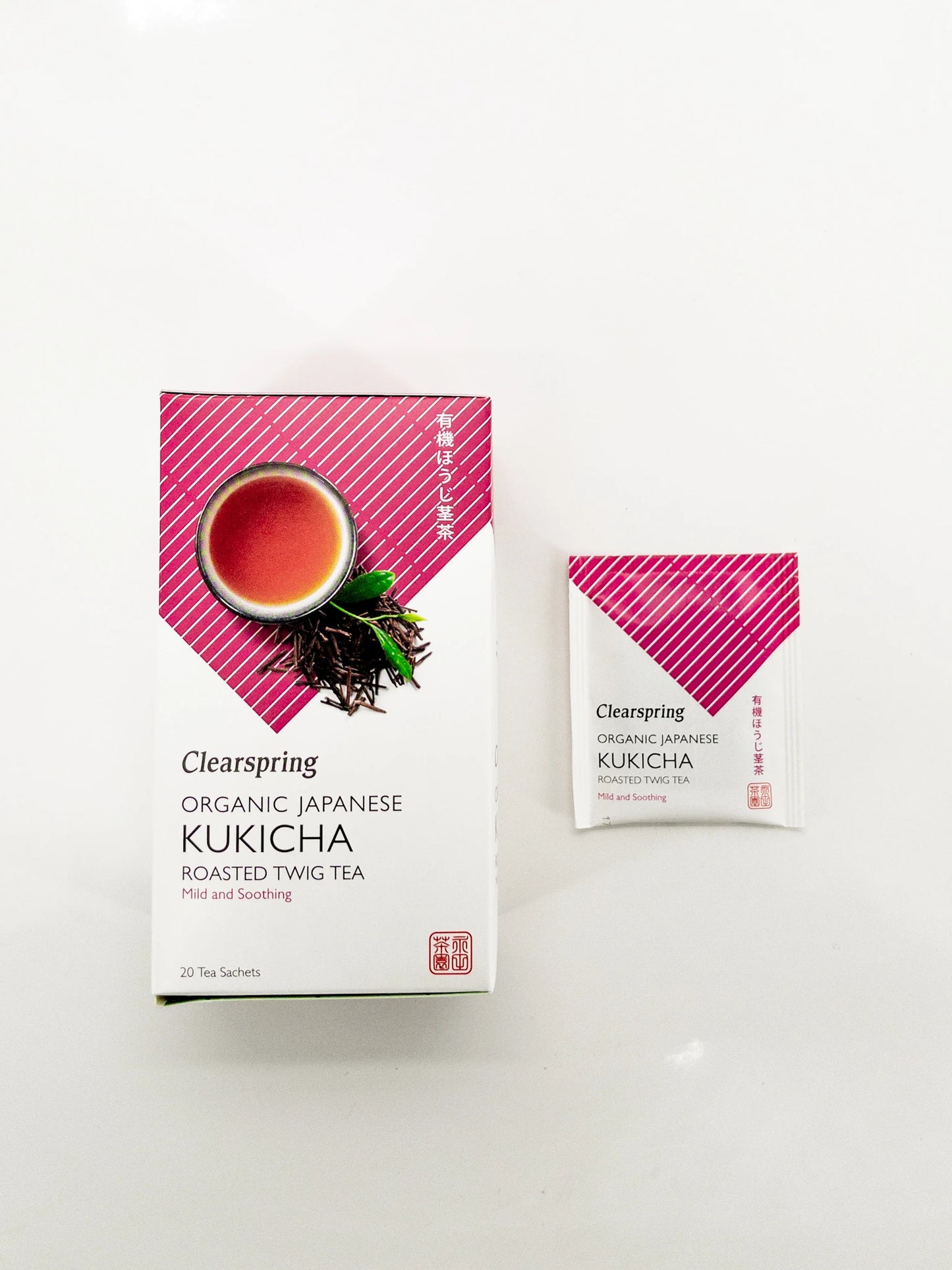 Boîte de thé Kukicha bio Clearspring avec un sachet de thé, vue du haut