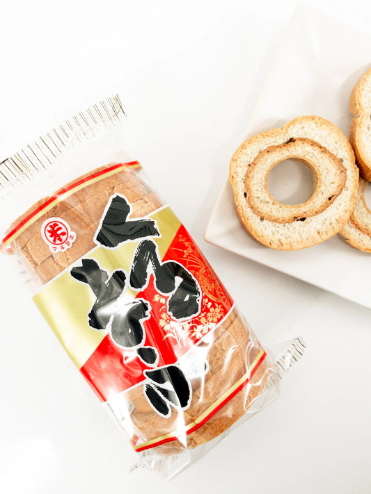 Sachet de Zenryu Fu de Terrasana accompagné de morceaux déposés dans une assiette carrée | Eat in Japan Épicerie en ligne