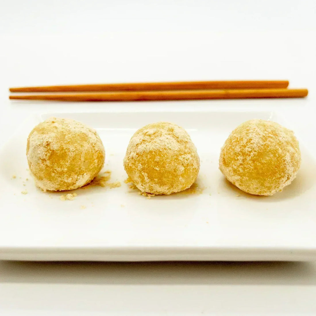 Kinako Dango – Boulettes de riz gluant roulées dans de la poudre de soja grillé
